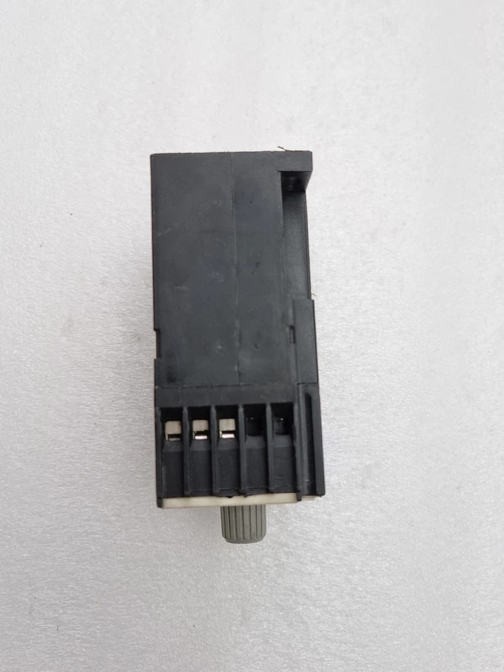 Siemens 7PU2240-3BG32-0Z ON DELAY ELECTRONIC TIMER 110V AC/DC SUPPLY 0.6-6Min